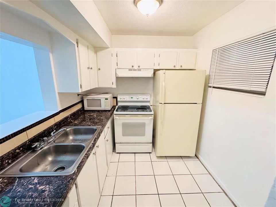 Active With Contract: $1,400 (1 beds, 1 baths, 800 Square Feet)