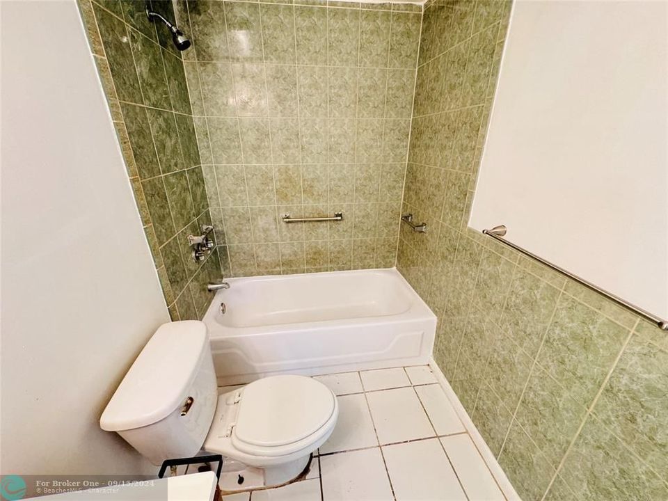 Active With Contract: $1,400 (1 beds, 1 baths, 800 Square Feet)