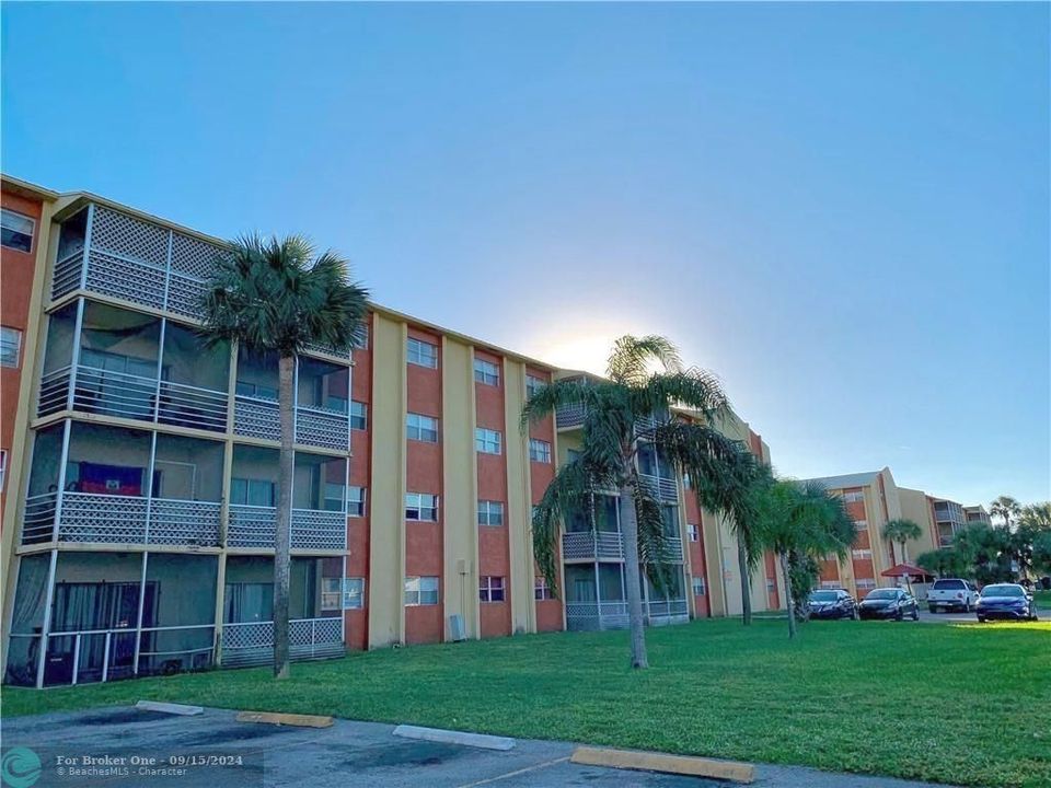 Active With Contract: $1,400 (1 beds, 1 baths, 800 Square Feet)