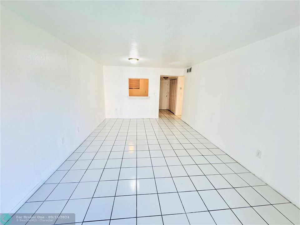 Active With Contract: $1,400 (1 beds, 1 baths, 800 Square Feet)