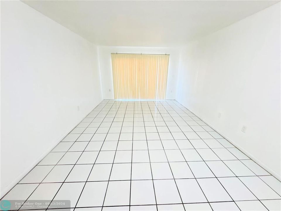 Active With Contract: $1,400 (1 beds, 1 baths, 800 Square Feet)