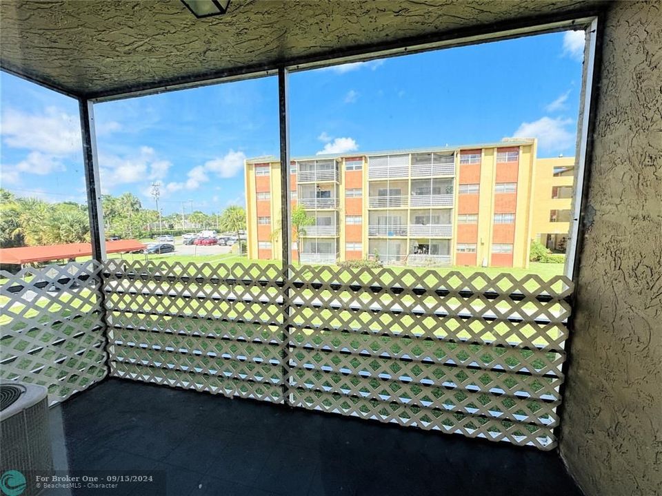 Active With Contract: $1,400 (1 beds, 1 baths, 800 Square Feet)