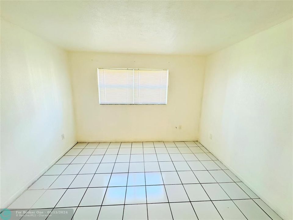 Active With Contract: $1,400 (1 beds, 1 baths, 800 Square Feet)