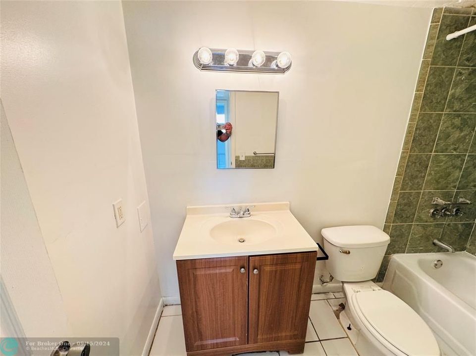 Active With Contract: $1,400 (1 beds, 1 baths, 800 Square Feet)