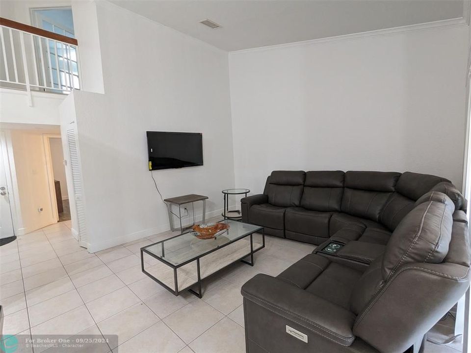 For Sale: $270,000 (2 beds, 2 baths, 1074 Square Feet)