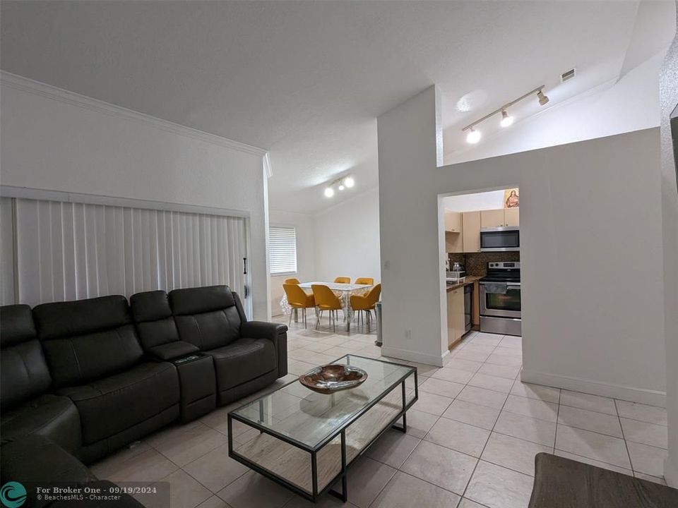 For Sale: $270,000 (2 beds, 2 baths, 1074 Square Feet)