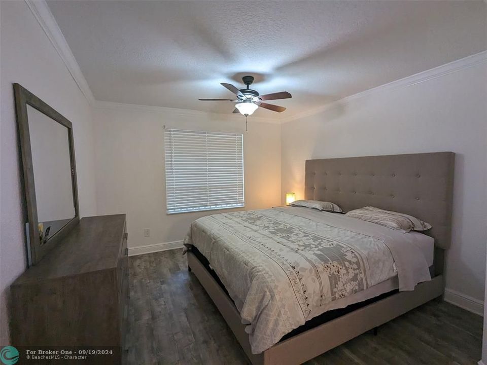 For Sale: $270,000 (2 beds, 2 baths, 1074 Square Feet)