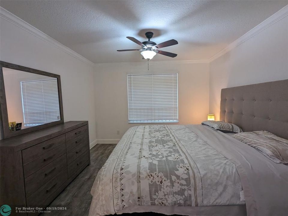 For Sale: $270,000 (2 beds, 2 baths, 1074 Square Feet)