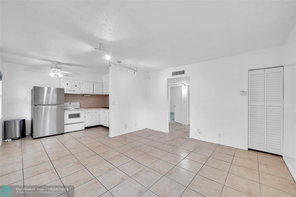 Active With Contract: $1,748 (2 beds, 1 baths, 731 Square Feet)