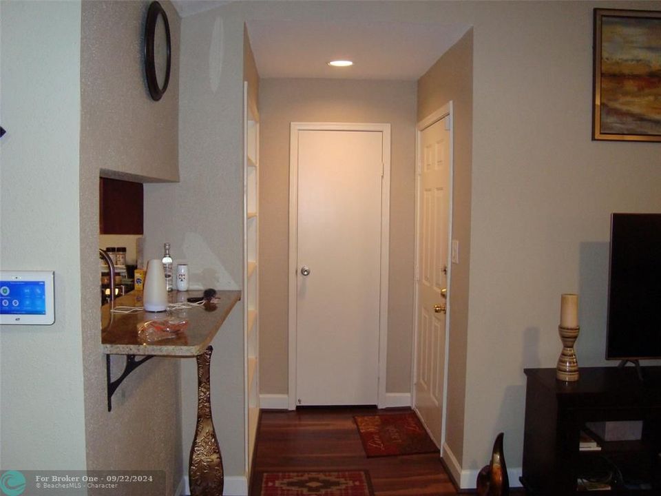 For Sale: $195,000 (1 beds, 1 baths, 780 Square Feet)