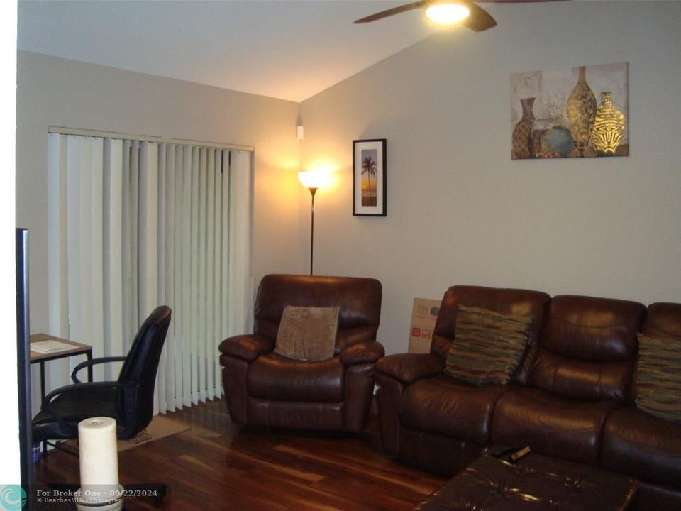 For Sale: $195,000 (1 beds, 1 baths, 780 Square Feet)