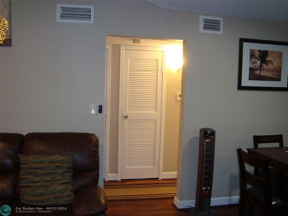 For Sale: $195,000 (1 beds, 1 baths, 780 Square Feet)