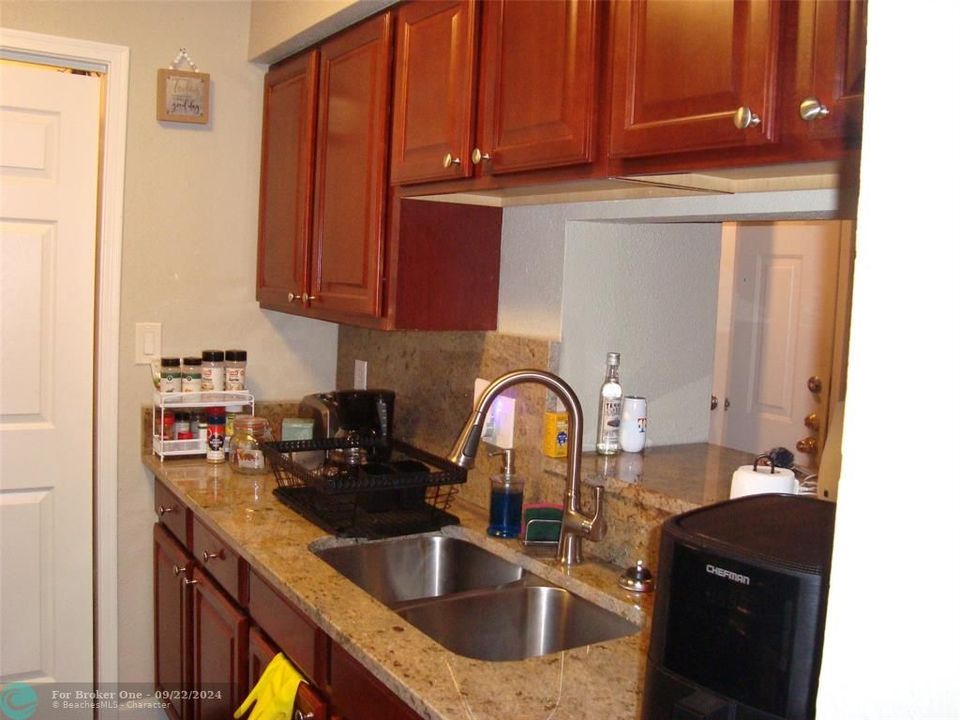 For Sale: $195,000 (1 beds, 1 baths, 780 Square Feet)