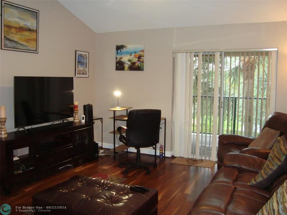 For Sale: $195,000 (1 beds, 1 baths, 780 Square Feet)