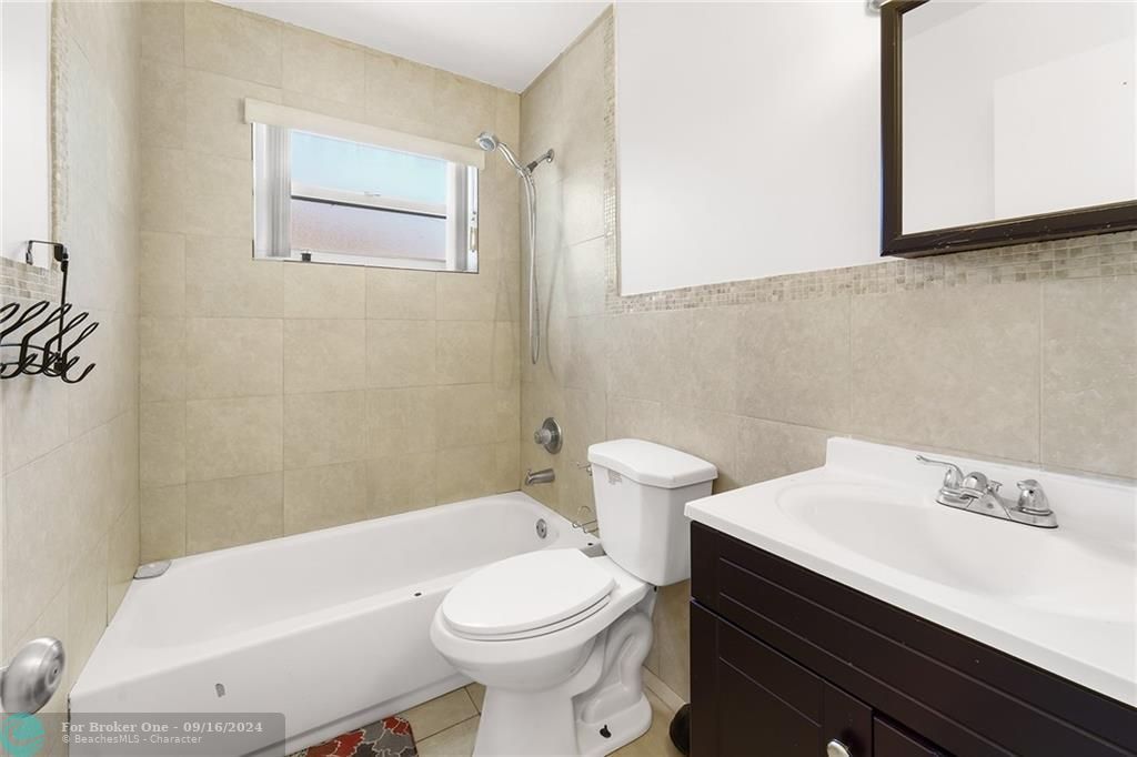 Active With Contract: $1,900 (2 beds, 1 baths, 1000 Square Feet)