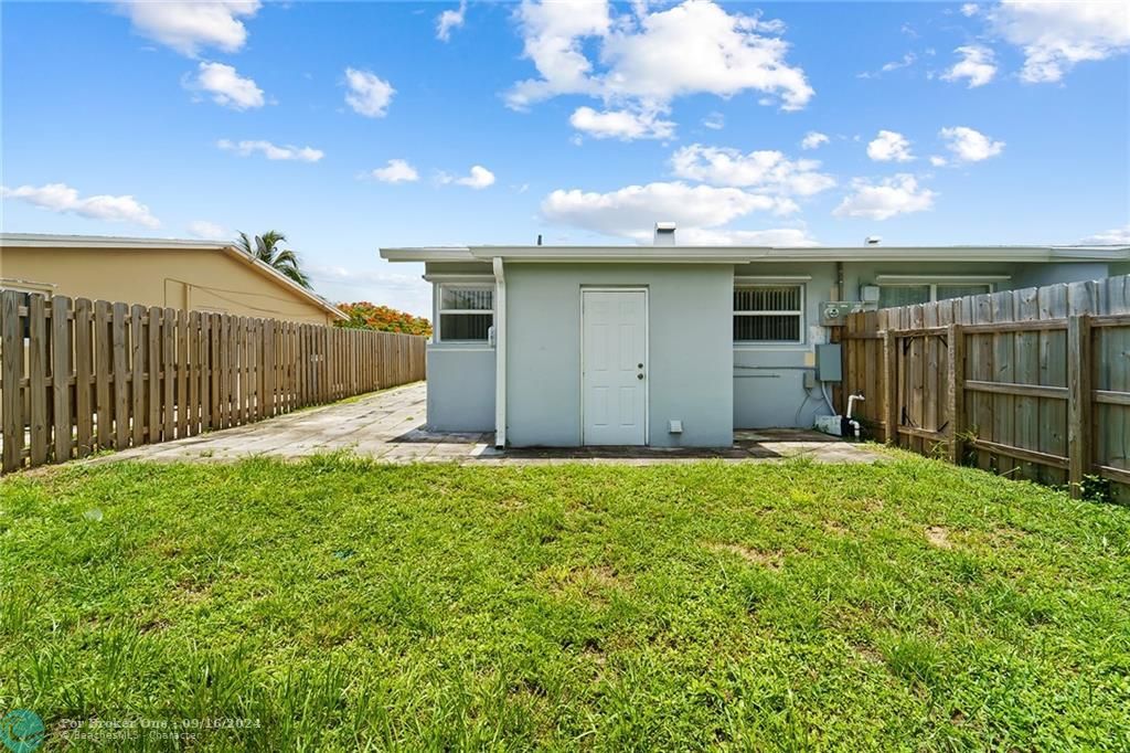 Active With Contract: $1,900 (2 beds, 1 baths, 1000 Square Feet)