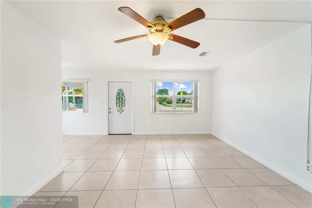 Active With Contract: $1,900 (2 beds, 1 baths, 1000 Square Feet)