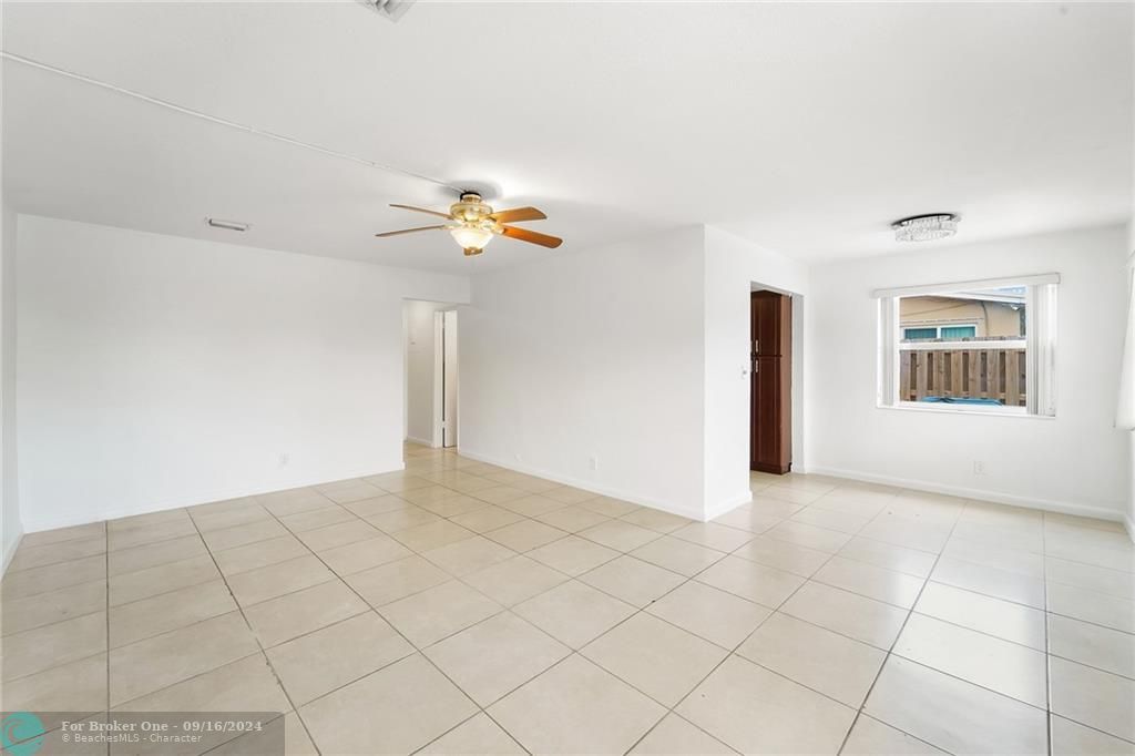 Active With Contract: $1,900 (2 beds, 1 baths, 1000 Square Feet)