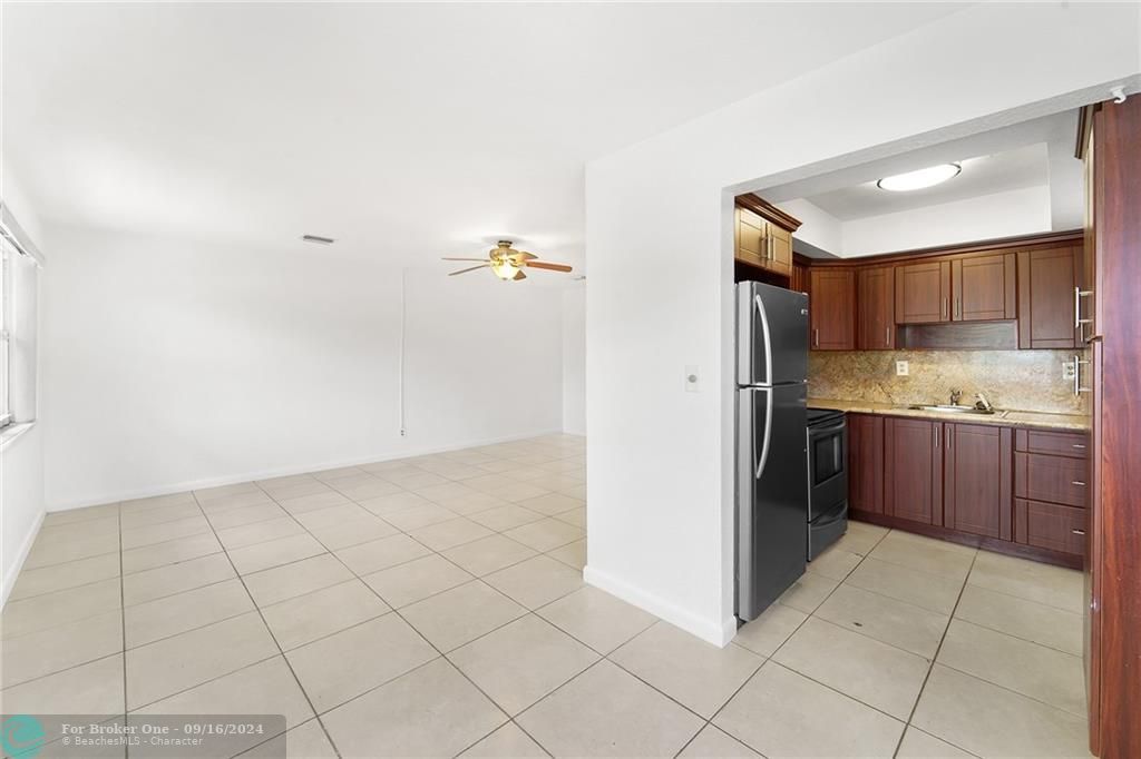 Active With Contract: $1,900 (2 beds, 1 baths, 1000 Square Feet)