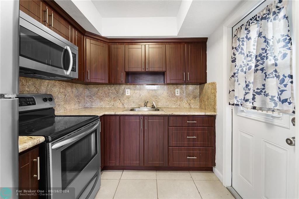 Active With Contract: $1,900 (2 beds, 1 baths, 1000 Square Feet)