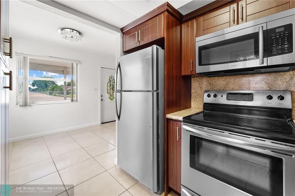 Active With Contract: $1,900 (2 beds, 1 baths, 1000 Square Feet)