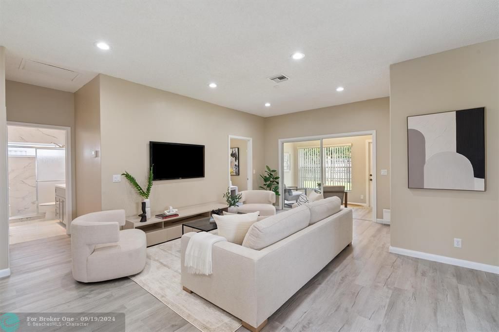 Active With Contract: $599,900 (3 beds, 3 baths, 1668 Square Feet)