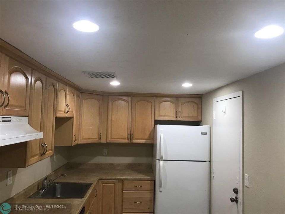 For Sale: $269,000 (2 beds, 2 baths, 954 Square Feet)