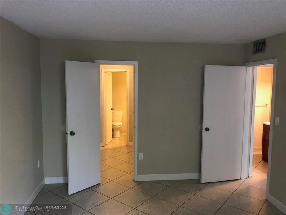 For Sale: $269,000 (2 beds, 2 baths, 954 Square Feet)