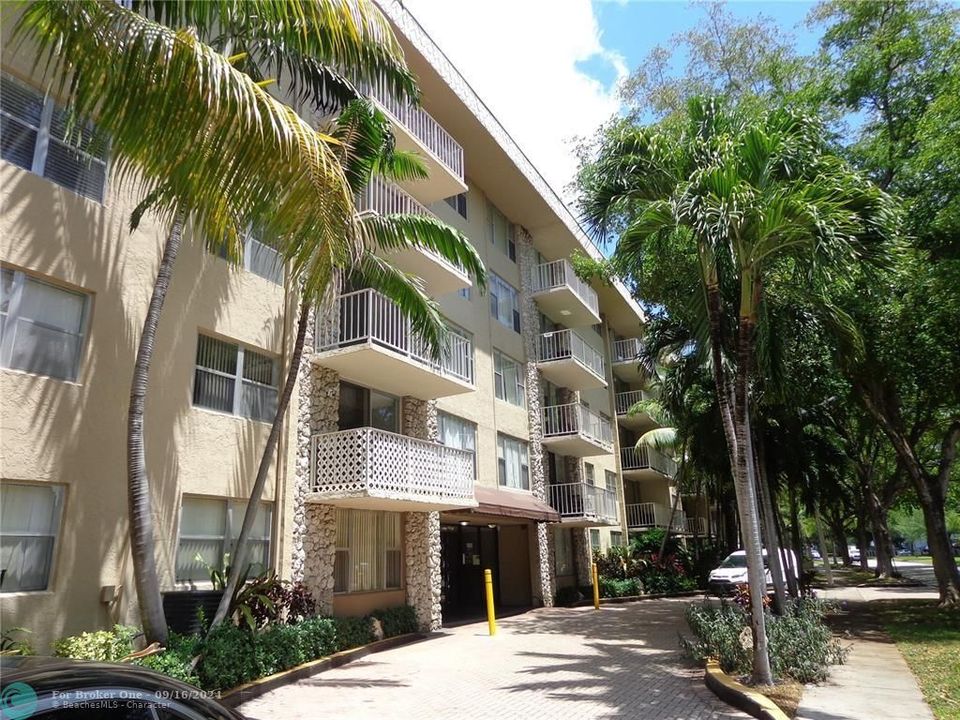 For Sale: $269,000 (2 beds, 2 baths, 954 Square Feet)