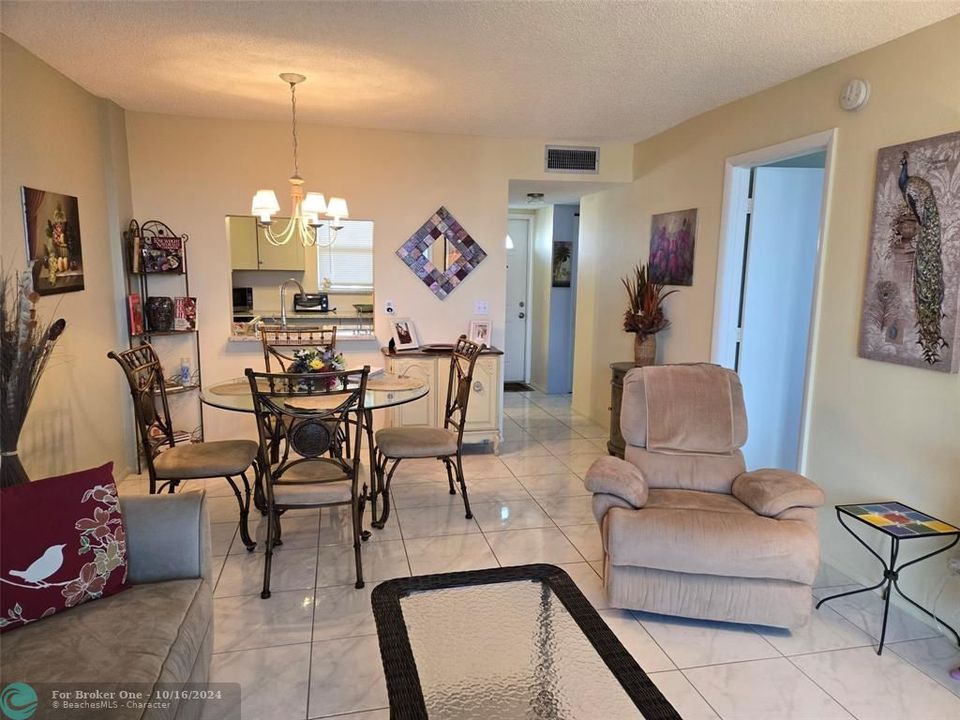 For Sale: $390,000 (1 beds, 1 baths, 760 Square Feet)