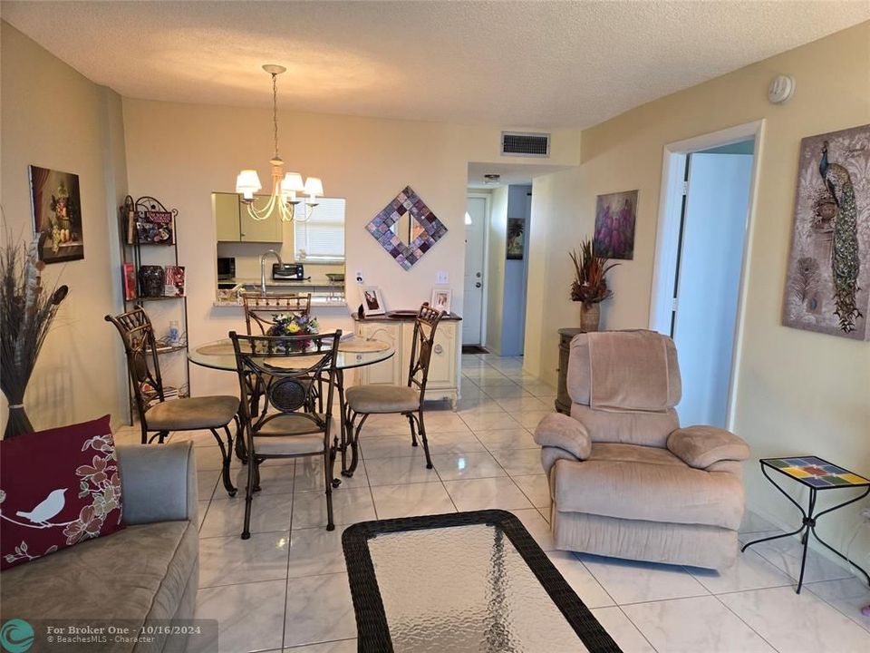 For Sale: $390,000 (1 beds, 1 baths, 760 Square Feet)