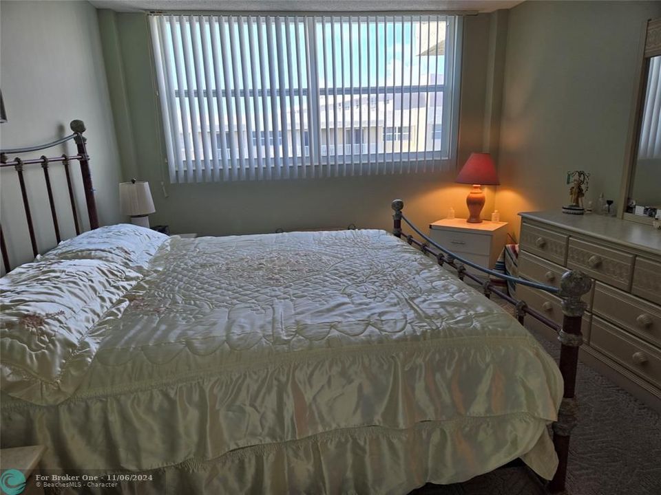 For Sale: $390,000 (1 beds, 1 baths, 760 Square Feet)