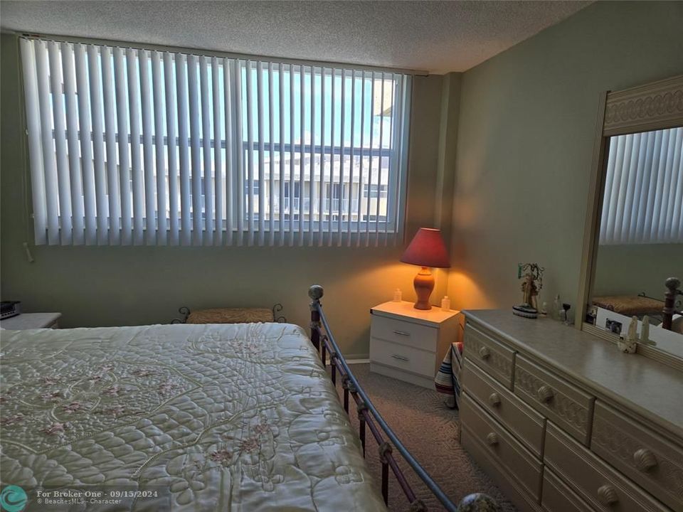 For Sale: $390,000 (1 beds, 1 baths, 760 Square Feet)