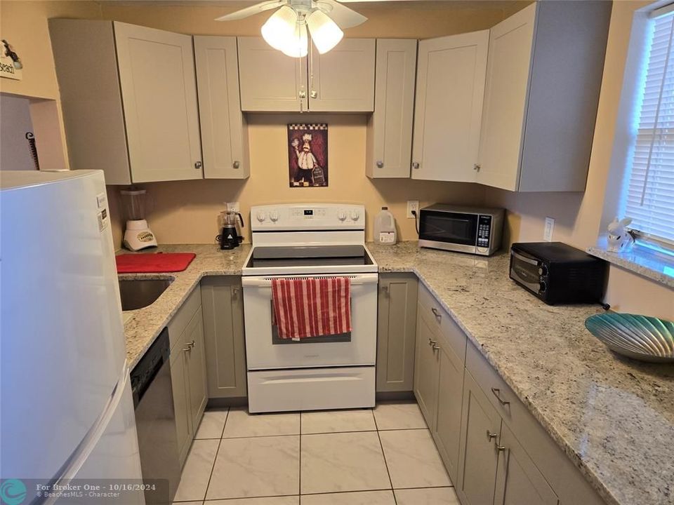 For Sale: $390,000 (1 beds, 1 baths, 760 Square Feet)