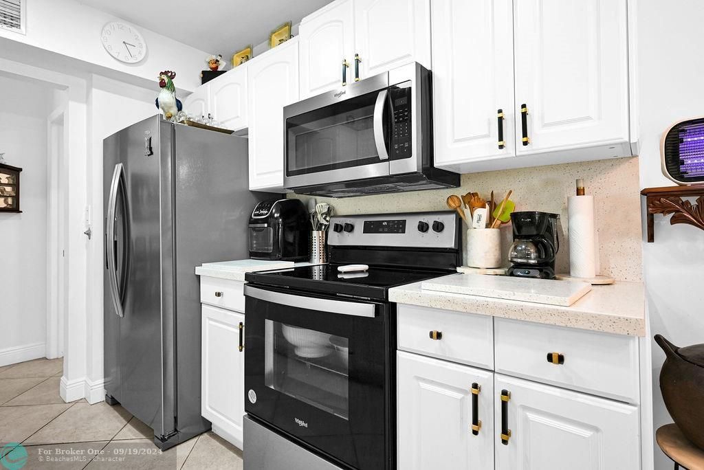 For Sale: $275,000 (2 beds, 2 baths, 1384 Square Feet)