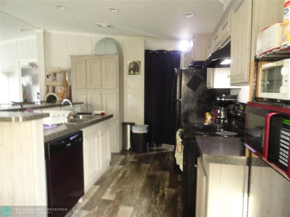 For Sale: $114,900 (2 beds, 2 baths, 1150 Square Feet)