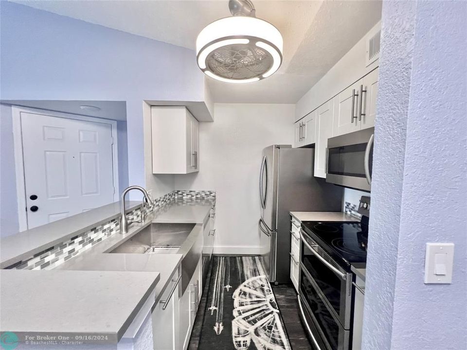 For Sale: $239,900 (1 beds, 1 baths, 805 Square Feet)