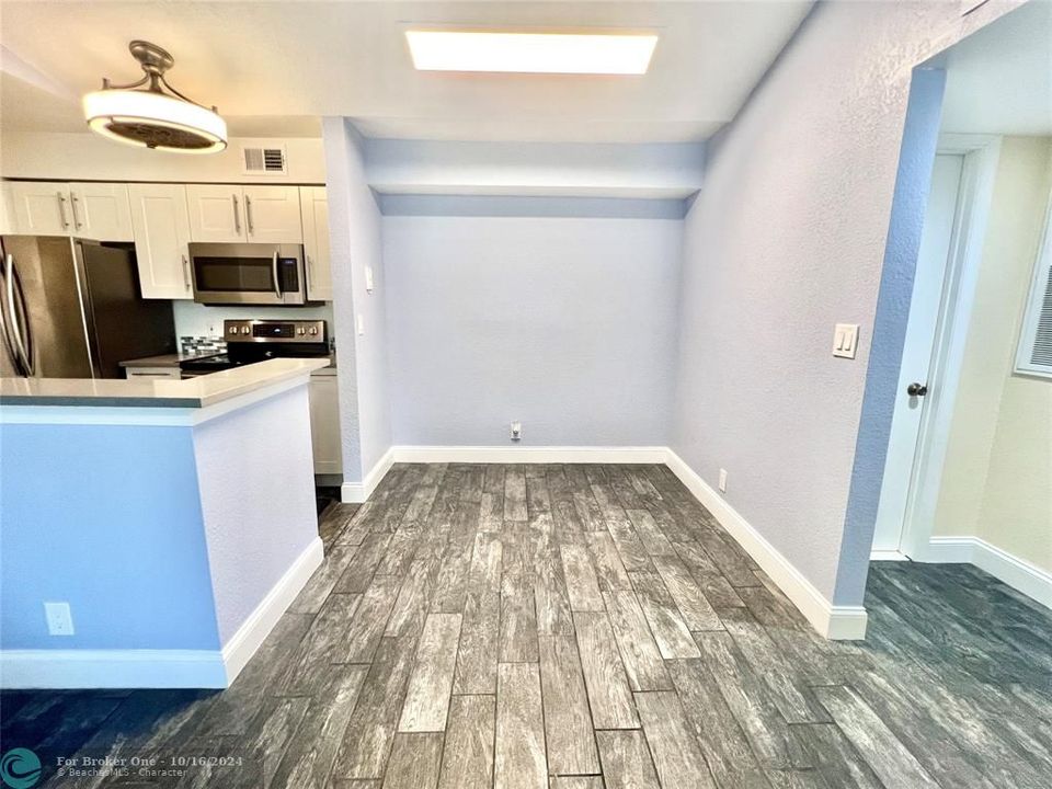 For Sale: $239,900 (1 beds, 1 baths, 805 Square Feet)