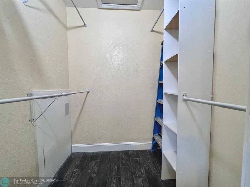 For Sale: $239,900 (1 beds, 1 baths, 805 Square Feet)