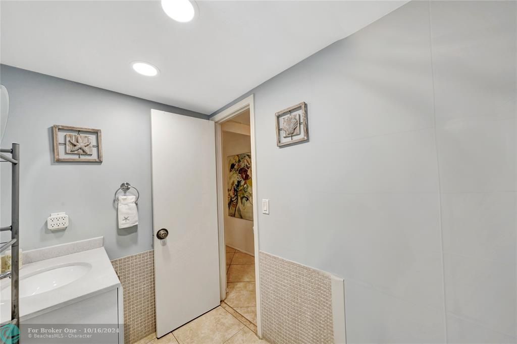 For Sale: $235,000 (1 beds, 1 baths, 610 Square Feet)