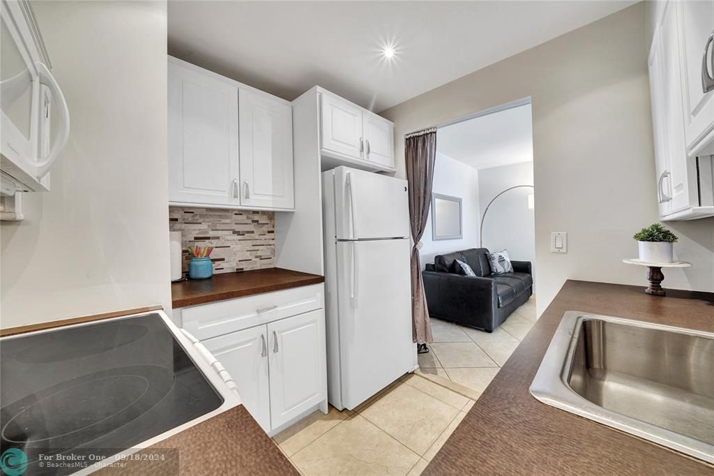 Active With Contract: $2,000 (1 beds, 1 baths, 610 Square Feet)