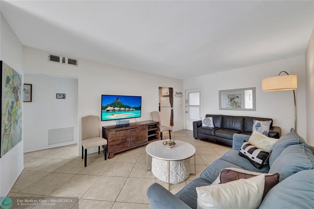 Active With Contract: $2,000 (1 beds, 1 baths, 610 Square Feet)