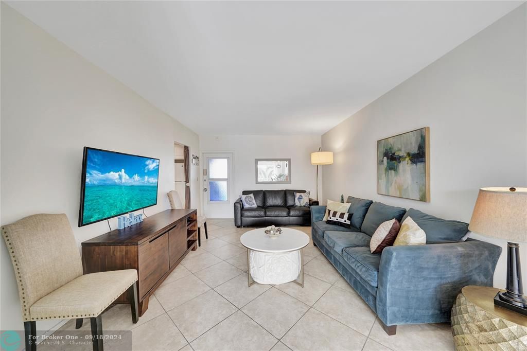 Active With Contract: $2,000 (1 beds, 1 baths, 610 Square Feet)