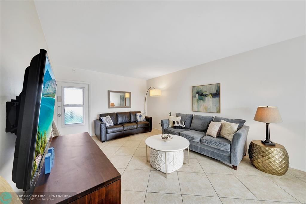 Active With Contract: $2,000 (1 beds, 1 baths, 610 Square Feet)