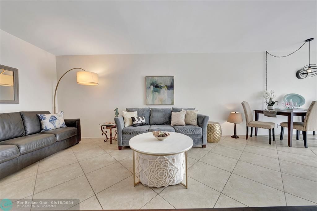 Active With Contract: $2,000 (1 beds, 1 baths, 610 Square Feet)