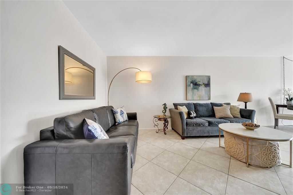 Active With Contract: $2,000 (1 beds, 1 baths, 610 Square Feet)