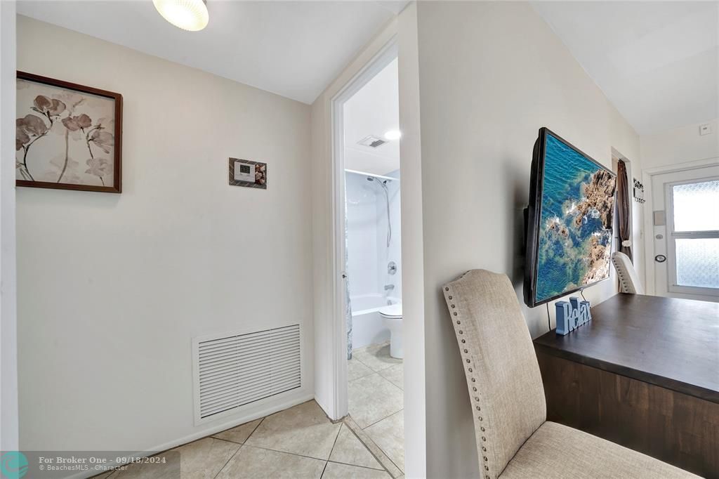 Active With Contract: $2,000 (1 beds, 1 baths, 610 Square Feet)