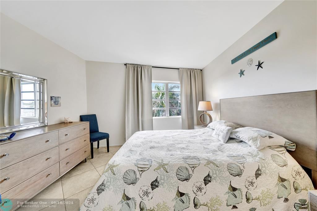 Active With Contract: $2,000 (1 beds, 1 baths, 610 Square Feet)