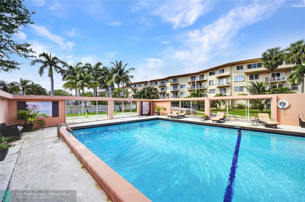 Active With Contract: $2,000 (1 beds, 1 baths, 610 Square Feet)