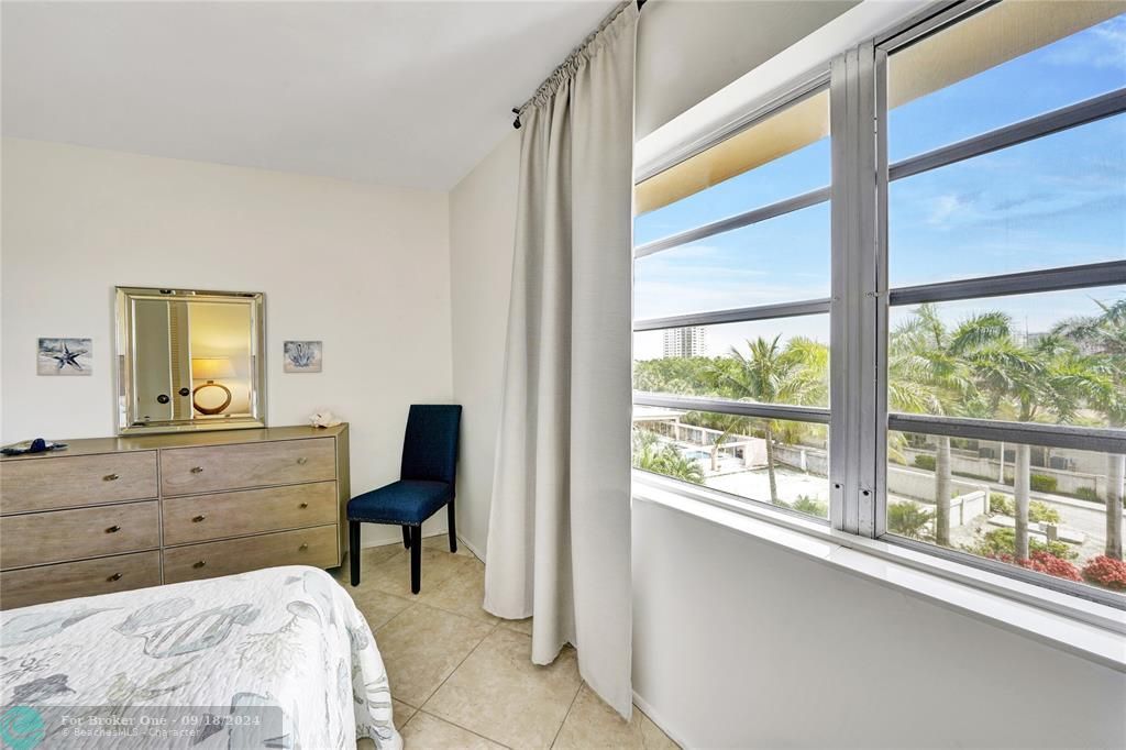 Active With Contract: $2,000 (1 beds, 1 baths, 610 Square Feet)